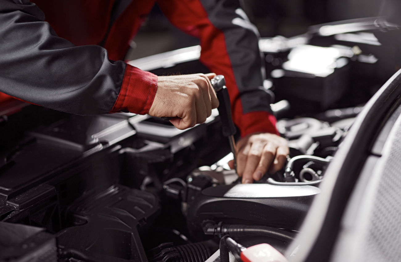 Imagen de un mecánico reparando un coche