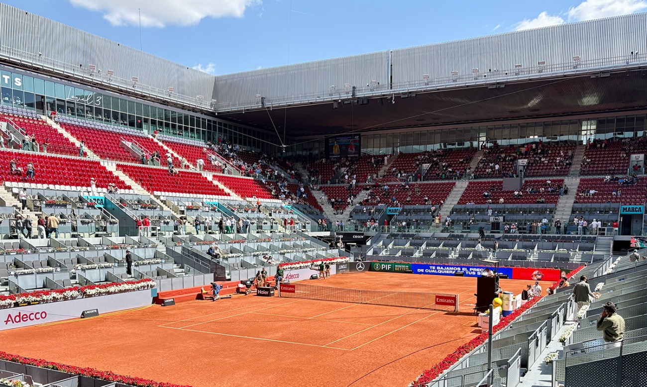Pista central Manolo Santana en la Caja Mágica durante el Mutua Madrid Open con gradas llenas y ambiente de tenis en Madrid