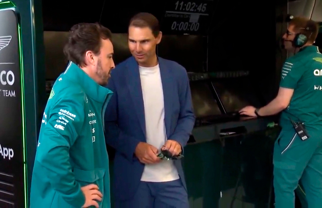 Rafa Nadal y Fernando Alonso conversan en el paddock del Gran Premio de Miami de Fórmula 1