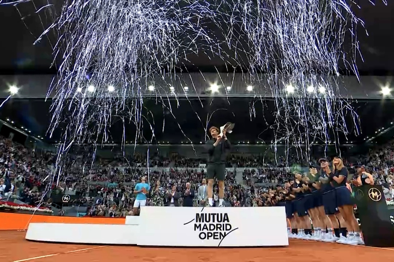 Jannik Sinner celebra su victoria en el Mutua Madrid Open 2026 levantando el trofeo en la Caja Mágica