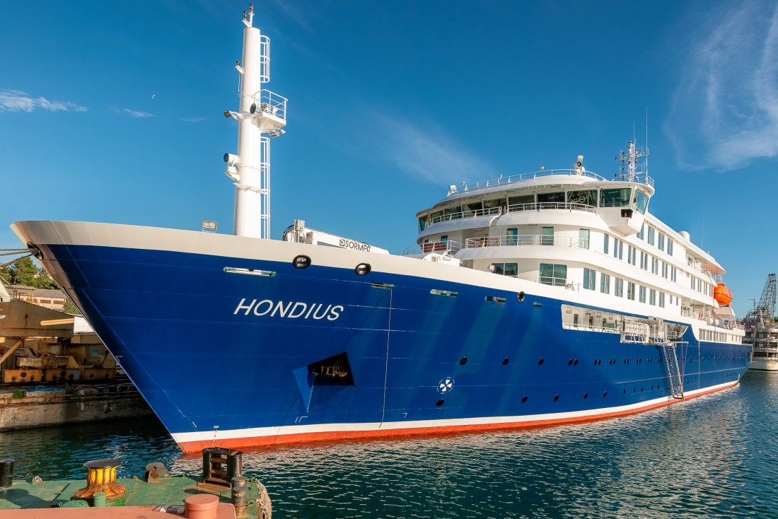 Crucero MV Hondius atracado en puerto, escenario del brote de hantavirus con varios afectados