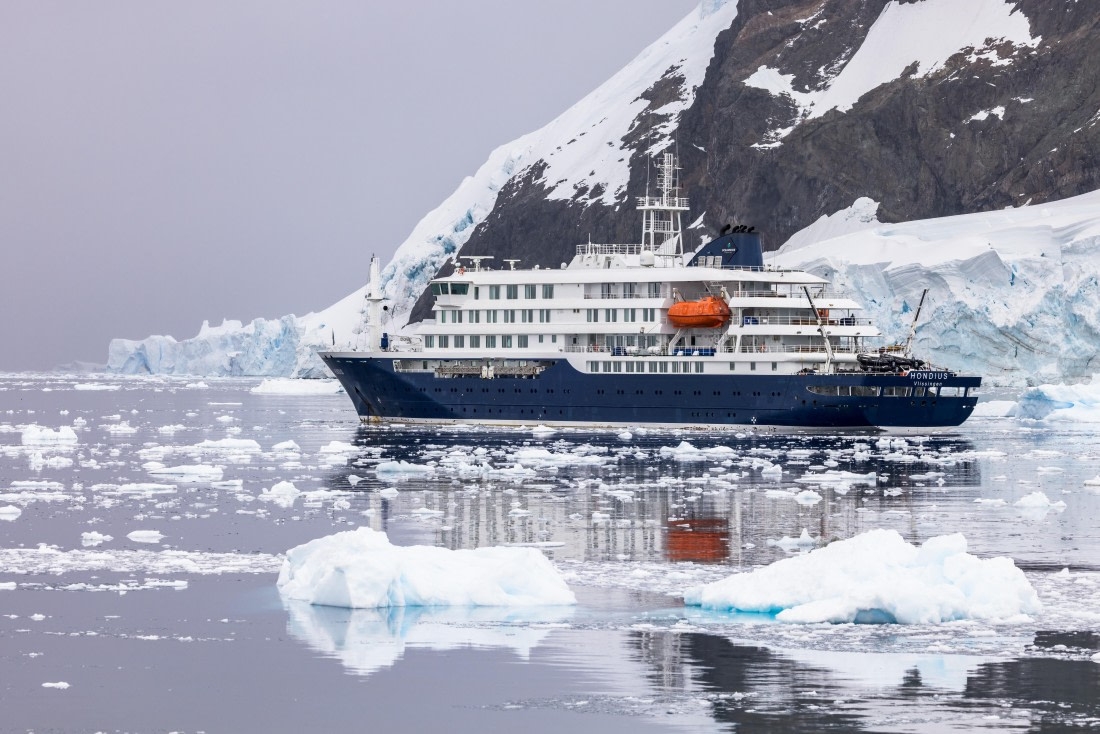 Crucero polar MV Hondius navegando entre icebergs en la Antártida durante una expedición