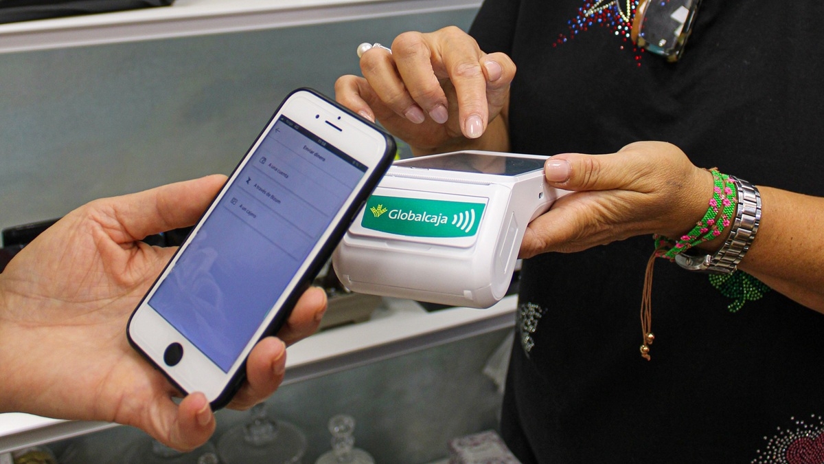 Pago con móvil en comercio mediante Bizum en un terminal de punto de venta