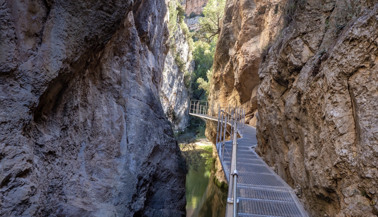 Pasarela metálica en el desfiladero del Camino Natural del Guadalaviar junto al río en Teruel