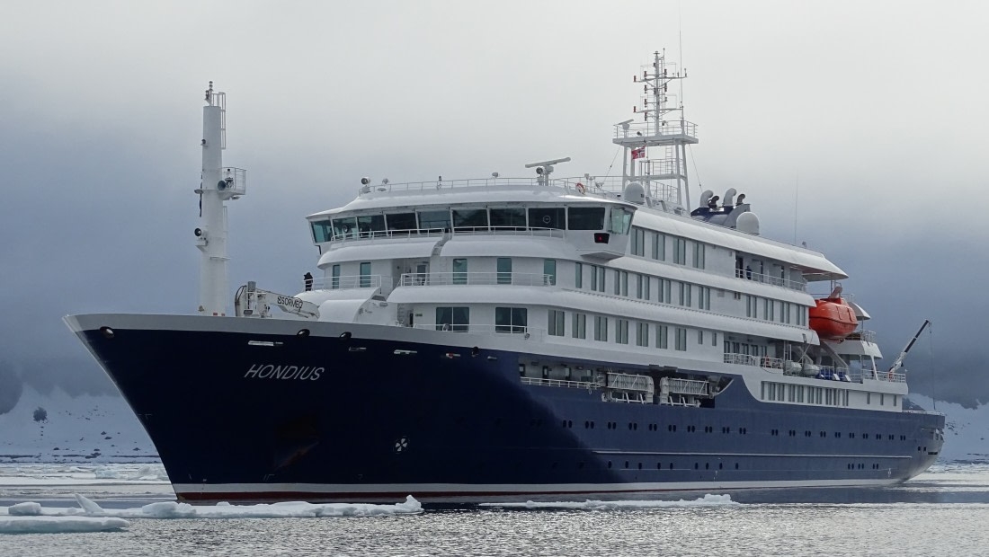 Crucero MV Hondius navegando en mar abierto tras detectarse un brote de hantavirus a bordo