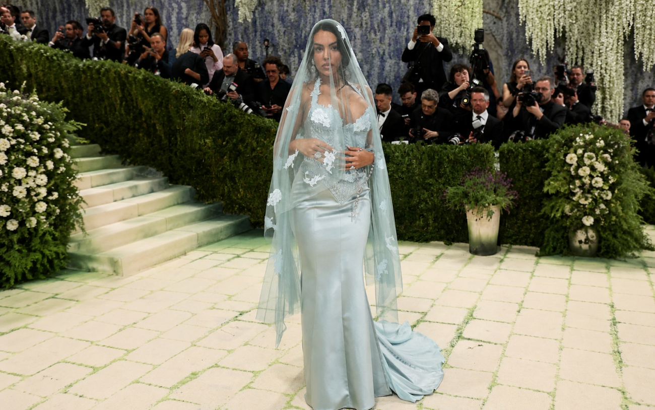 Georgina Rodríguez en la Met Gala 2026 luciendo un vestido azul inspirado en la Virgen de Fátima y un rosario de diamantes y perlas.