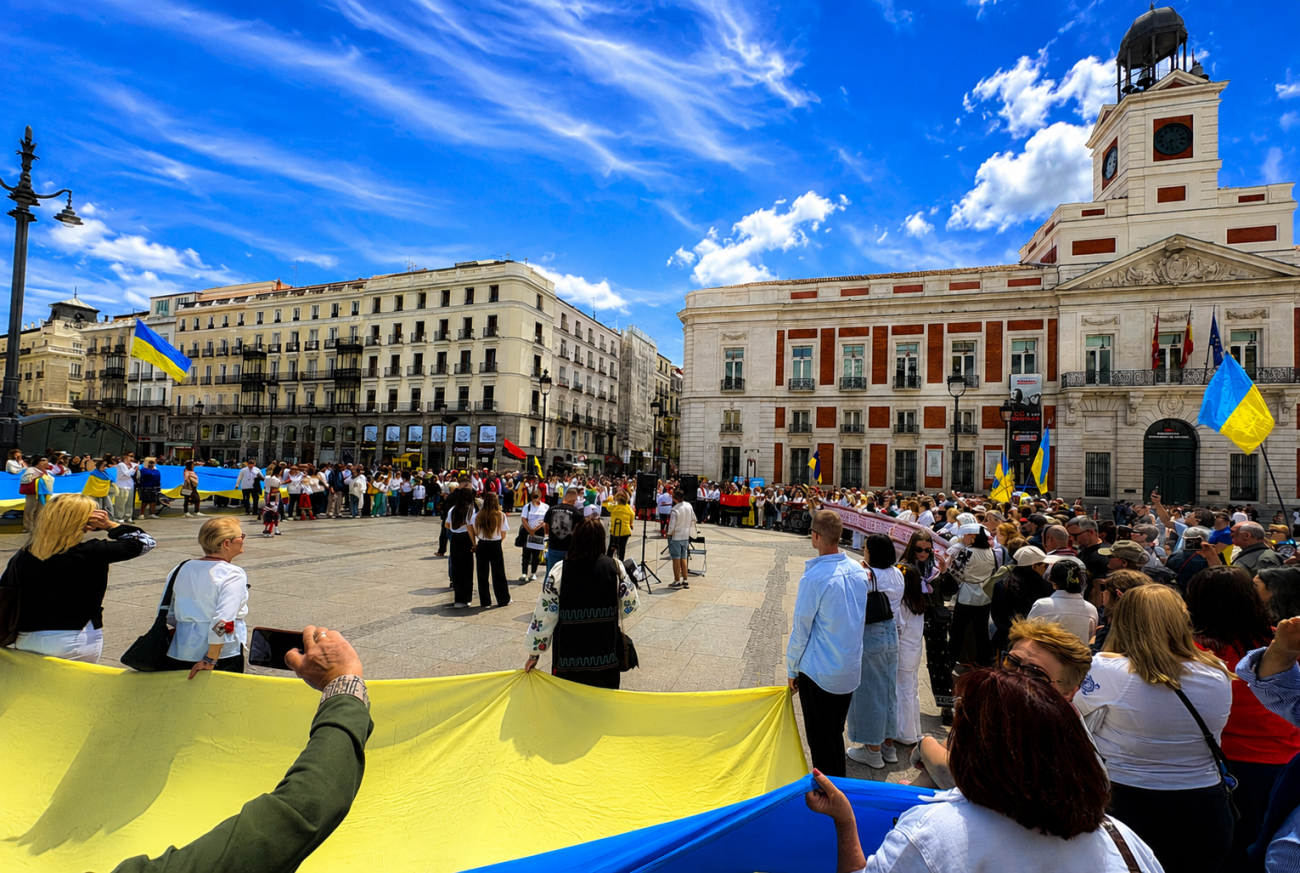 Manifestación de la comunidad ucraniana en la Puerta del Sol de Madrid para pedir paz en Ucrania