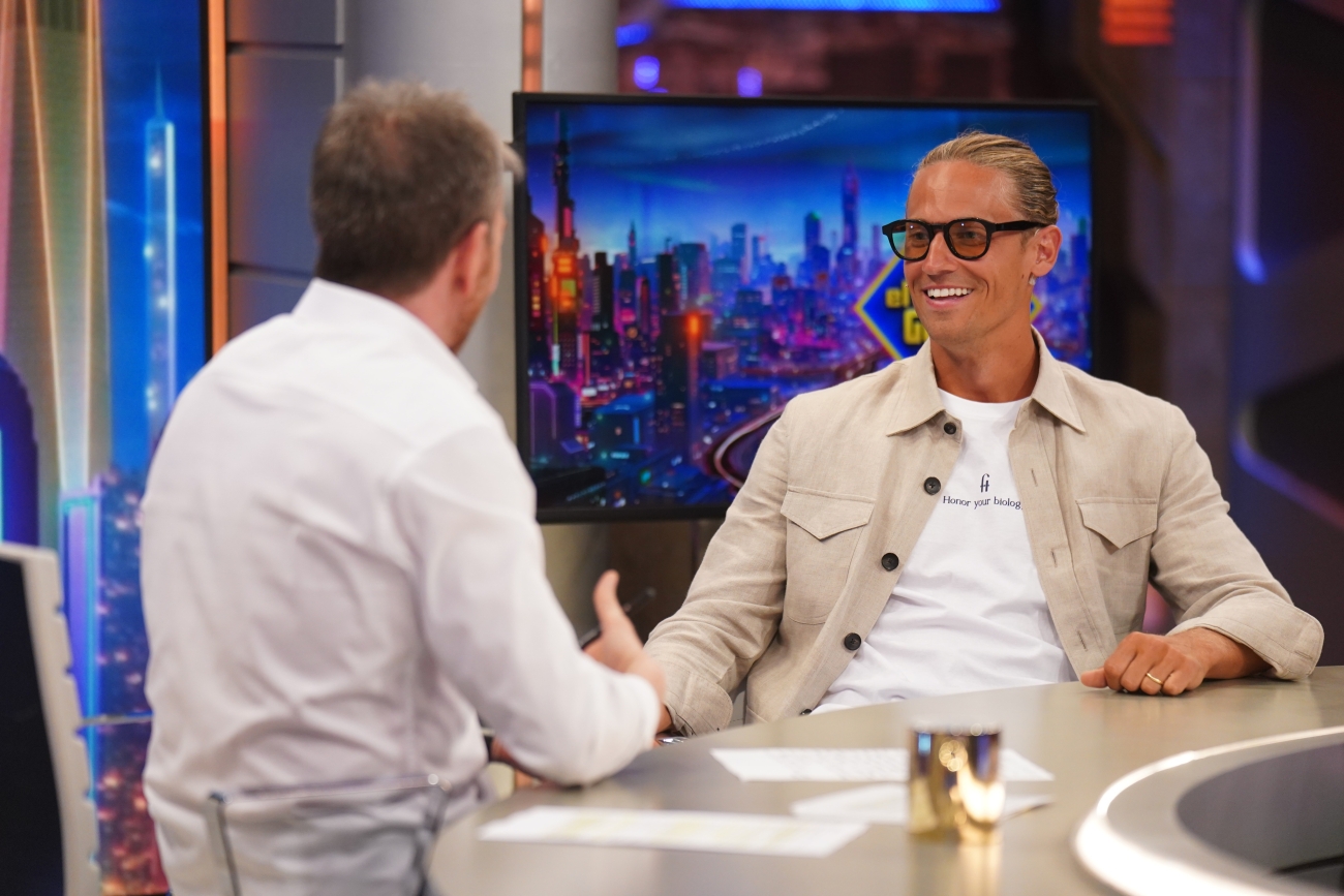 Marcos Llorente durante su entrevista en El Hormiguero hablando sobre exposición solar y protección frente al sol.