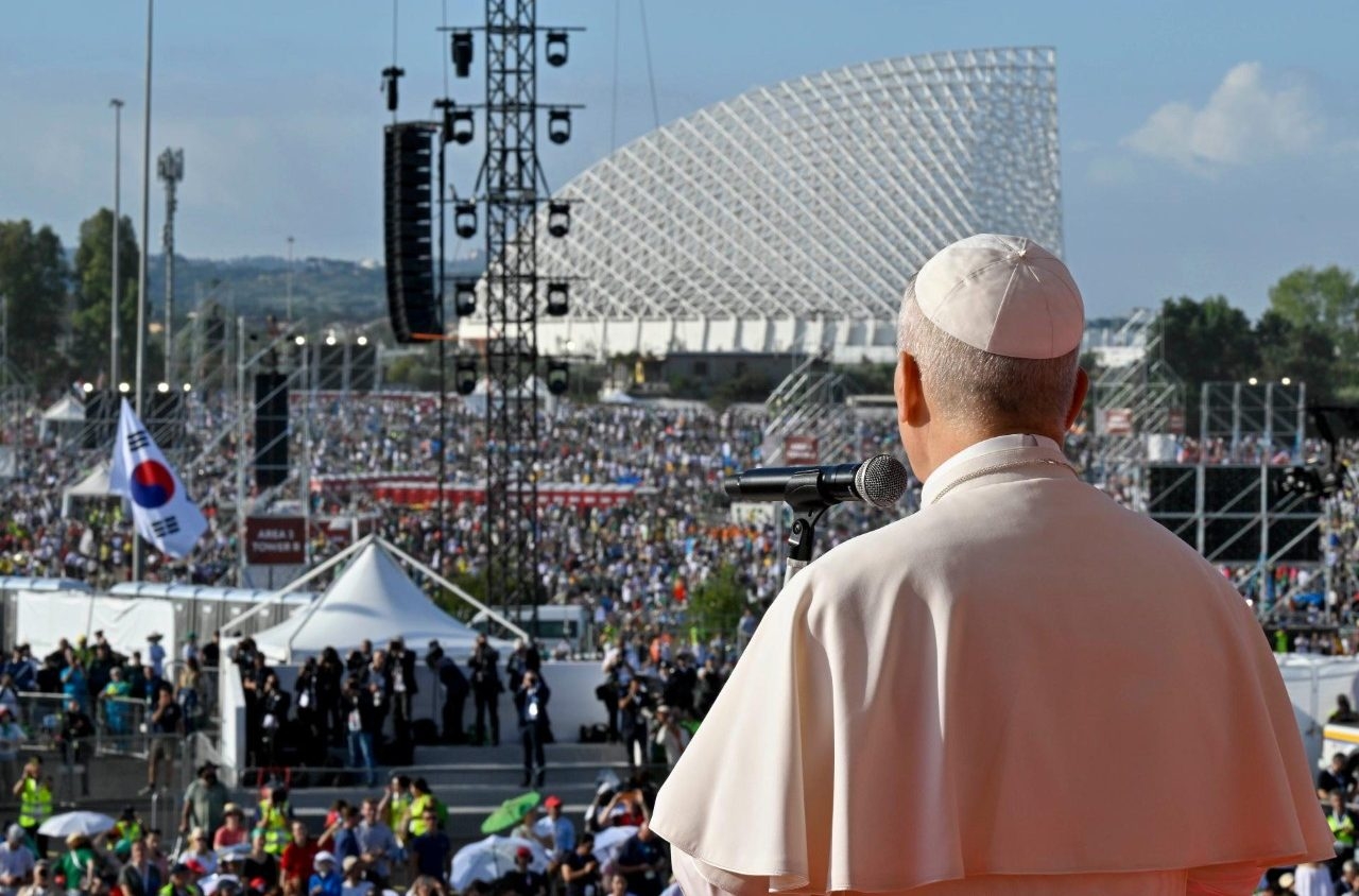 El Papa León XIV observa a miles de jóvenes reunidos en un gran evento multitudinario al aire libre con escenario y pantallas gigantes.