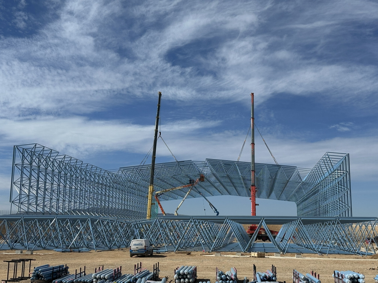 Estructura del gran hangar del astropuerto de Teruel en construcción, con grúas trabajando sobre una infraestructura destinada a aeronaves estratosféricas y proyectos espaciales.