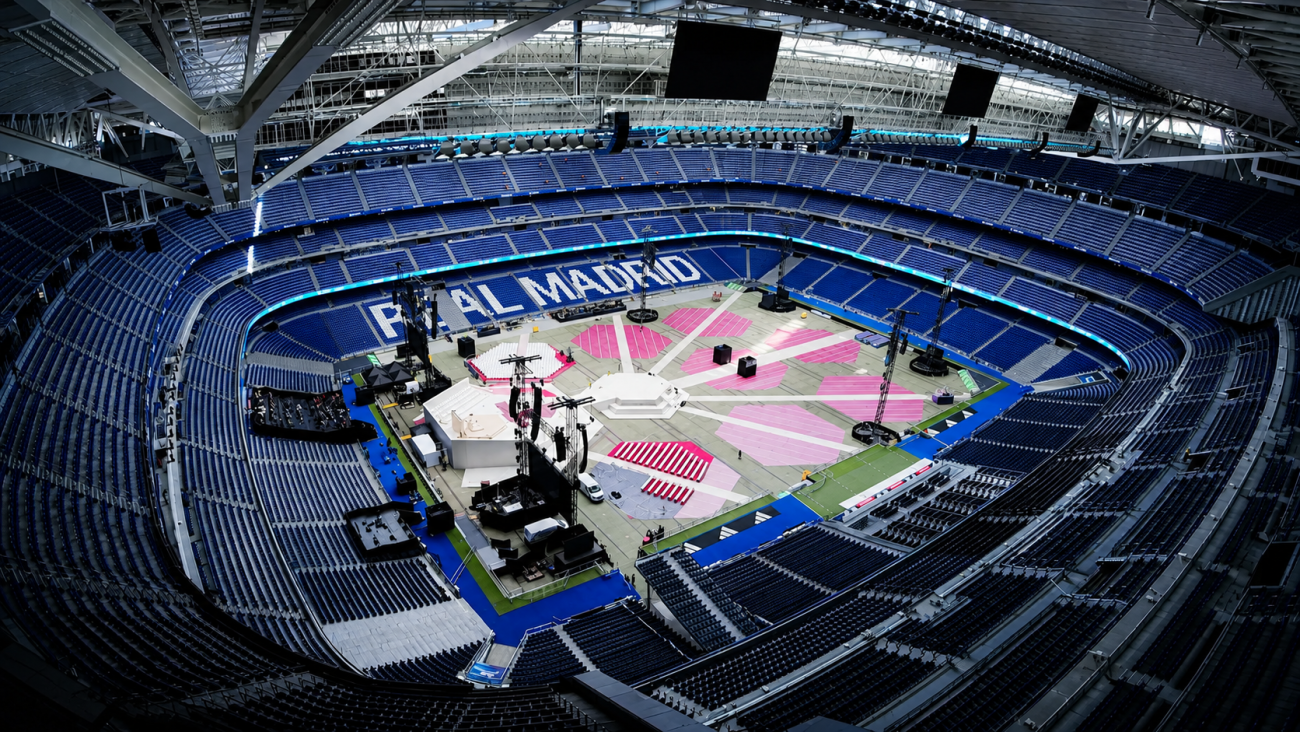 Preparativos del encuentro del papa León XIV en el estadio Santiago Bernabéu de Madrid con escenario y montaje para miles de asistentes.