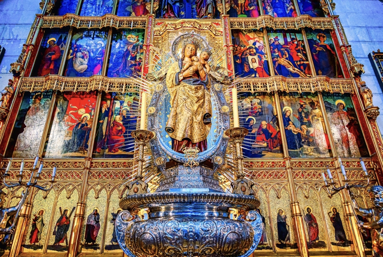 Virgen de la Almudena en la Catedral de Madrid, distinguida con la Rosa de Oro concedida por el papa León XIV.