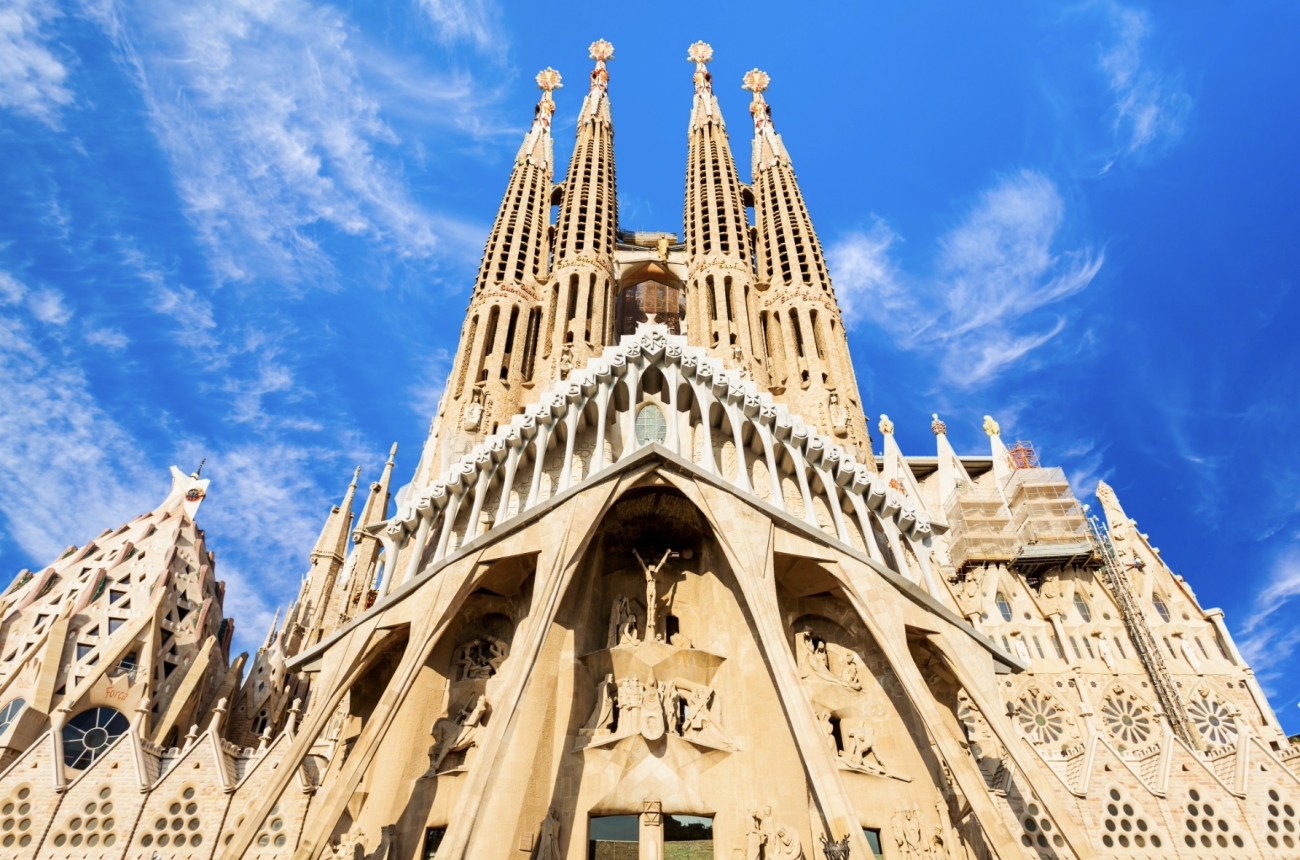 Fachada de la Pasión y torres de la Sagrada Familia en Barcelona, obra de Antoni Gaudí, durante las obras de construcción del templo.