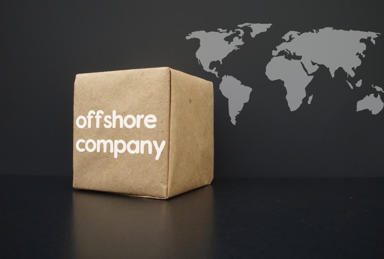 Sociedad offshore y negocios internacionales representados sobre un mapa del mundo.