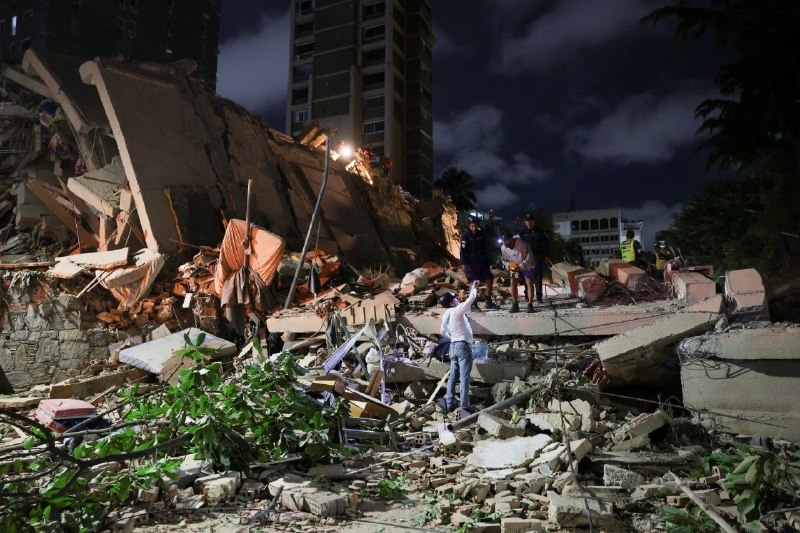 Edificio derrumbado tras el terremoto de Venezuela mientras equipos de emergencia y vecinos buscan supervivientes entre los escombros.