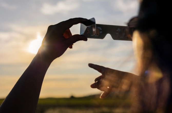 Para observar un eclipse solar es imprescindible utilizar gafas homologadas; las gafas de sol convencionales no protegen la vista. Imagen de archivo: Adobe Stock. Para observar un eclipse solar es imprescindible utilizar gafas homologadas; las gafas de sol convencionales no protegen la vista. Imagen de archivo: Adobe Stock.