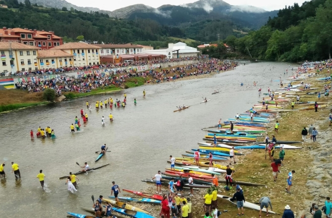 El Descenso Internacional del Sella reúne cada agosto a piragüistas y miles de espectadores entre Arriondas y Ribadesella. Imagen de archivo: Adobe Stock. El Descenso Internacional del Sella reúne cada agosto a piragüistas y miles de espectadores entre Arriondas y Ribadesella. Imagen de archivo: Adobe Stock.