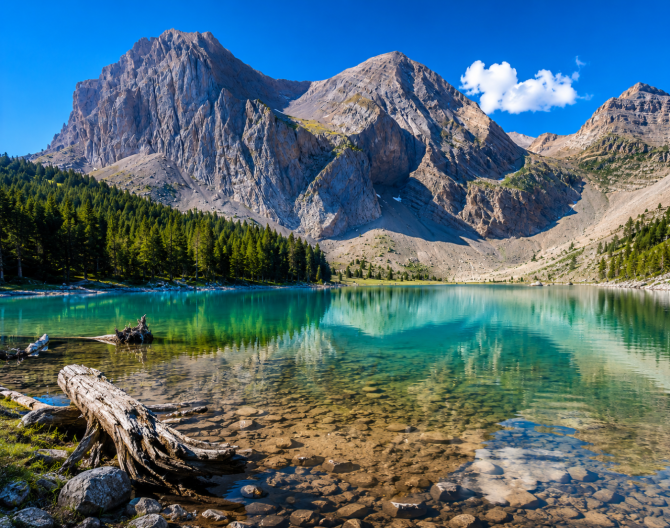 Vista panorámica del Ibón de Plan con el reflejo de las montañas en sus aguas cristalinas.