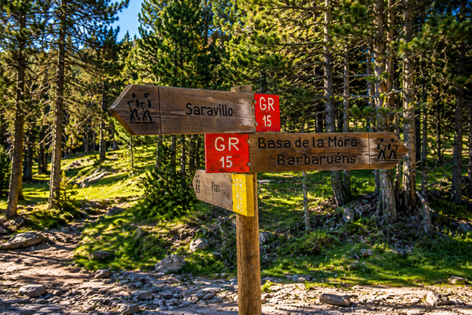 Señalización del sendero GR-15 hacia la Basa de la Mora en el valle de Chistau.