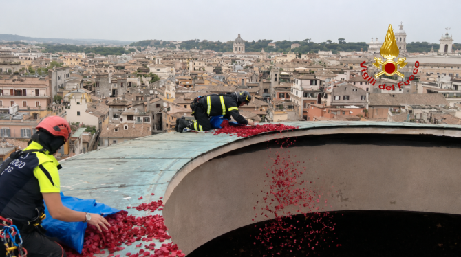 Bomberos de Roma lanzan miles de pétalos de rosa desde la cubierta del Panteón durante la tradicional ceremonia de Pentecostés. Bomberos de Roma lanzan miles de pétalos de rosa desde la cubierta del Panteón durante la tradicional ceremonia de Pentecostés.