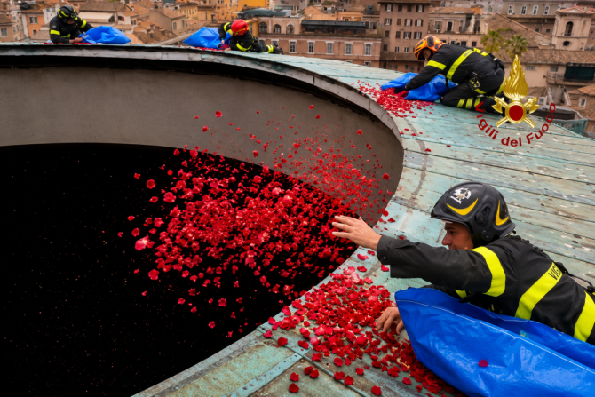 Los Vigili del Fuoco preparan la lluvia de pétalos sobre la cúpula del Panteón con la ciudad de Roma al fondo. Los Vigili del Fuoco preparan la lluvia de pétalos sobre la cúpula del Panteón con la ciudad de Roma al fondo.