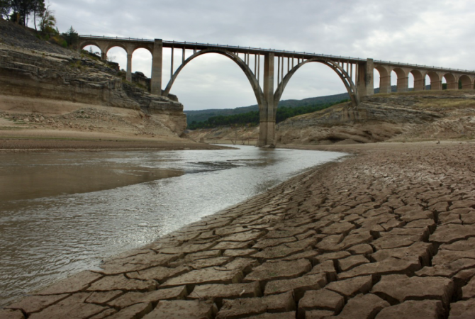 Puente sobre el embalse de Entrepeñas, en plena sequía