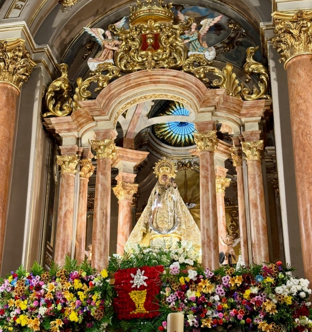 La Virgen de la Luz recibe las flores de los conquenses durante la tradicional ofrenda celebrada en la víspera de su festividad. La Virgen de la Luz recibe las flores de los conquenses durante la tradicional ofrenda celebrada en la víspera de su festividad.