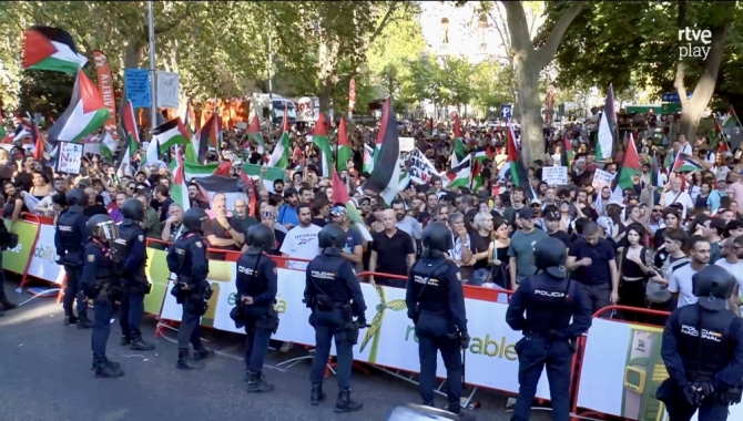 Manifestantes en la última etapa de La Vuelta en Madrid