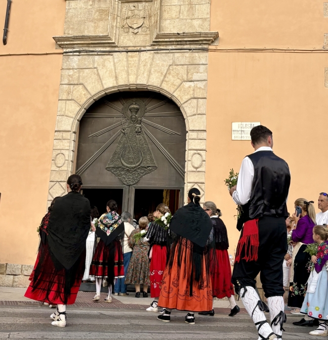 Algunos conquenses se visten de serranos y serranas para visitar a la Virgen de la Luz en la víspera Algunos conquenses se visten de serranos y serranas para visitar a la Virgen de la Luz en la víspera