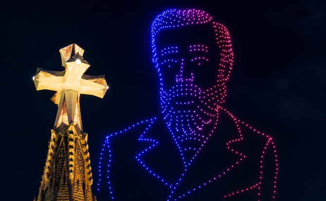 Detalle de la Torre de Jesucristo, de la Sagrada Familia, con la cara de Gaudí dibujada en el cielo por los drones Detalle de la Torre de Jesucristo, de la Sagrada Familia, con la cara de Gaudí dibujada en el cielo por los drones