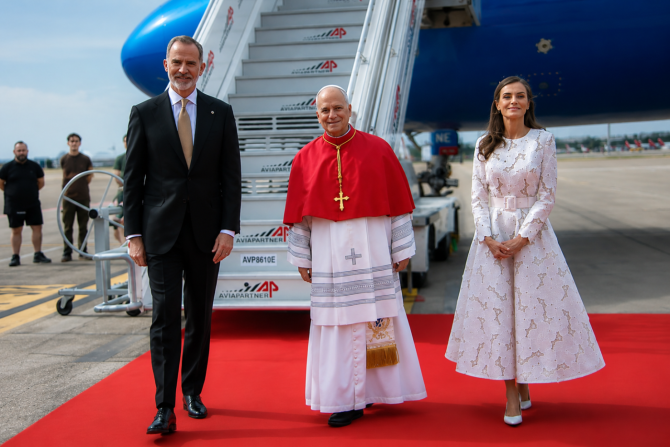 Los Reyes Felipe VI y Letizia han recibido al Papa en el aeropuerto de Barajas Los Reyes Felipe VI y Letizia han recibido al Papa en el aeropuerto de Barajas