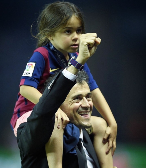 Luis Enrique con su hija Xana festejando un título con el Barcelona Luis Enrique con su hija Xana festejando un título con el Barcelona