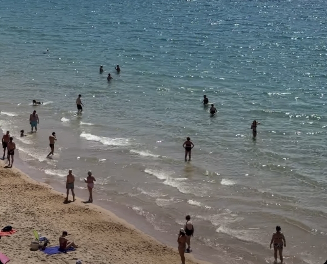 Bañistas en la Playa de Levante de Benidorm Bañistas en la Playa de Levante de Benidorm