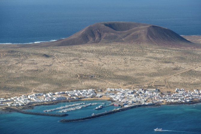 Vista aérea de Caleta de Sebo en La Graciosa, la octava isla habitada de Canarias. Vista aérea de Caleta de Sebo en La Graciosa, la octava isla habitada de Canarias.