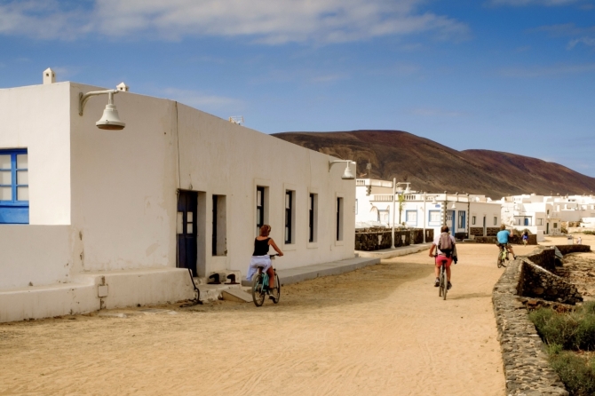 La graciosa, una isla sin semáforos y con calles y caminos de arena La graciosa, una isla sin semáforos y con calles y caminos de arena