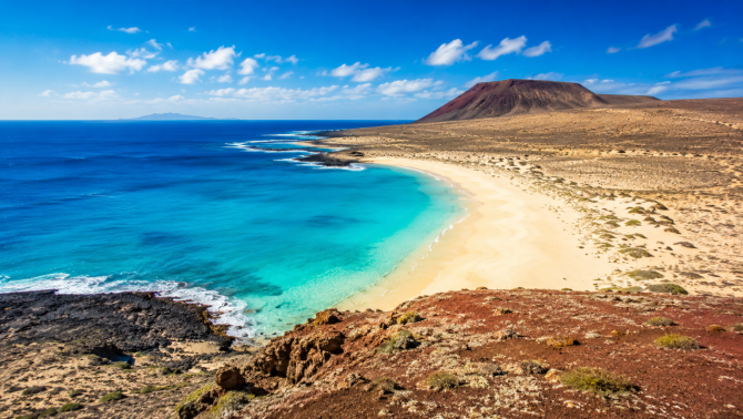 La playa de Las Conchas, en La Graciosa, está considerada uno de los paisajes más impresionantes de Canarias por sus aguas turquesa y su entorno volcánico. La playa de Las Conchas, en La Graciosa, está considerada uno de los paisajes más impresionantes de Canarias por sus aguas turquesa y su entorno volcánico.
