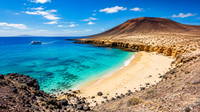 La Playa Francesa destaca por sus aguas cristalinas y su entorno volcánico, convirtiéndose en uno de los rincones más apreciados de La Graciosa. La Playa Francesa destaca por sus aguas cristalinas y su entorno volcánico, convirtiéndose en uno de los rincones más apreciados de La Graciosa.
