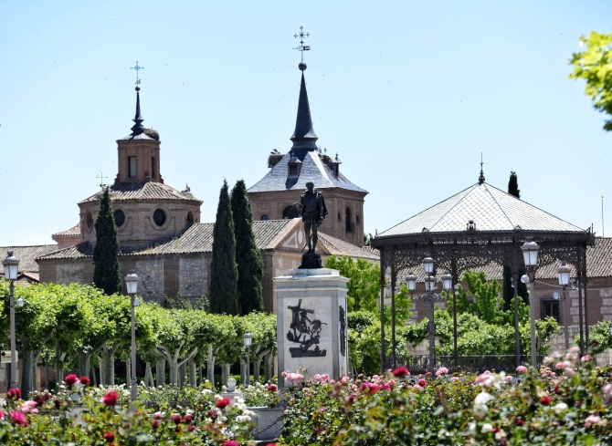 Estatua de Miguel de Cervantes en la plaza que lleva su nombre en Alcalá de Henares. Estatua de Miguel de Cervantes en la plaza que lleva su nombre en Alcalá de Henares.