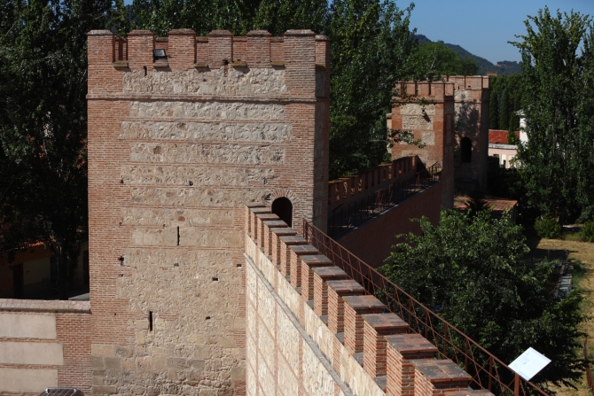 Murallas del Palacio Arzobispal junto a la Huerta del Obispo de Alcalá de Henares. Murallas del Palacio Arzobispal junto a la Huerta del Obispo de Alcalá de Henares.