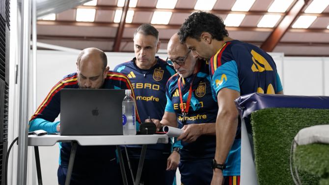 Luis de la Fuente analiza información junto a varios miembros del cuerpo técnico de España. Imagen: RFEF/YouTube. Luis de la Fuente analiza información junto a varios miembros del cuerpo técnico de España. Imagen: RFEF/YouTube.