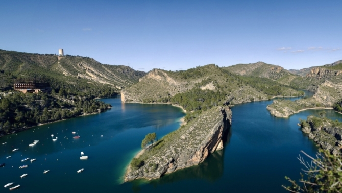 El lago de Bolarque, con su puerto deportivo