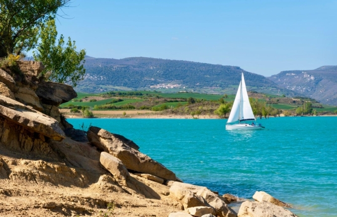 Veleros y embarcaciones a motor son habituales en las aguas de estos embalses