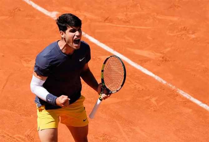 Carlos Alcaraz vence a Sinner y se planta en la final de Roland Garros