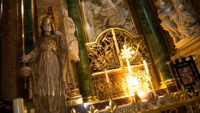 Milagro de la Luz en la Catedral de Cuenca iluminando la urna de plata de San Julián en el Transparente diseñado por Ventura Rodríguez. Milagro de la Luz en la Catedral de Cuenca iluminando la urna de plata de San Julián en el Transparente diseñado por Ventura Rodríguez.