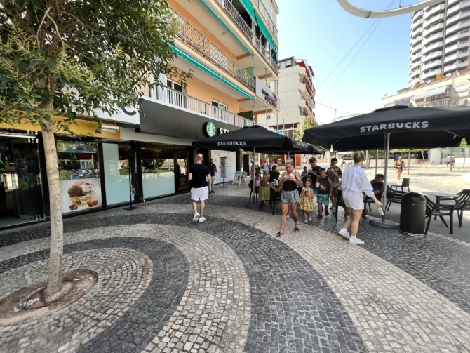 El nuevo establecimiento de Starbucks en Benidorm abre sus puertas