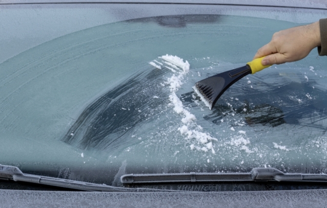 Consejos para descongelar la luna del coche en las frías mañanas de invierno