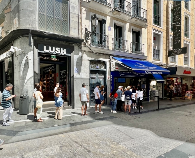 Colas en Doña Manolita durante todo el verano para comprar Lotería