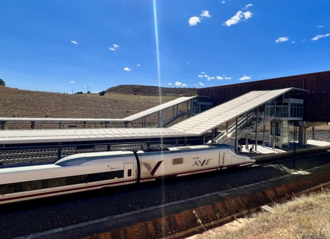 Renfe lanza descuentos del 50% para viajar en AVE en familia