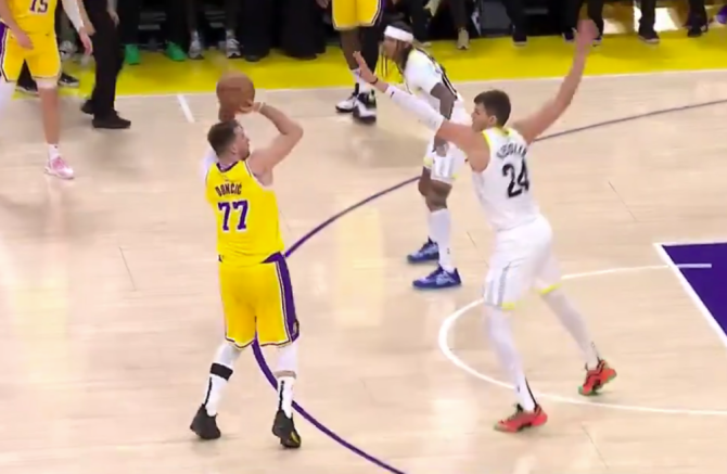 Luka Doncic brilla en su debut con los Lakers en la NBA