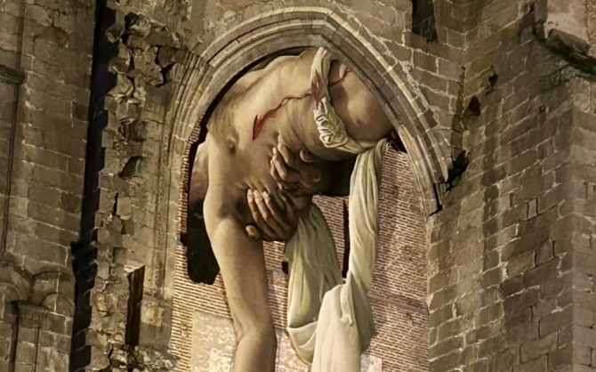 Cartel de la Semana Santa de Plasencia 2025: un impactante mural hiperrealista